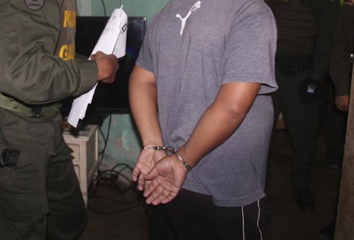 Delincuente esposado