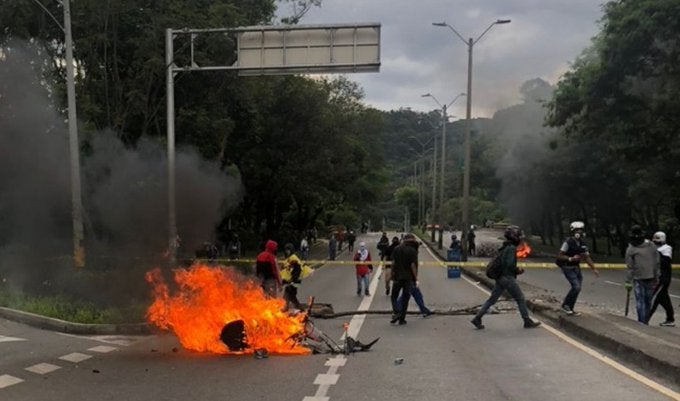 Un funcionaria de la Personería herida, un guarda de tránsito agredido y su moto quemada dejan manifestaciones en Medellín