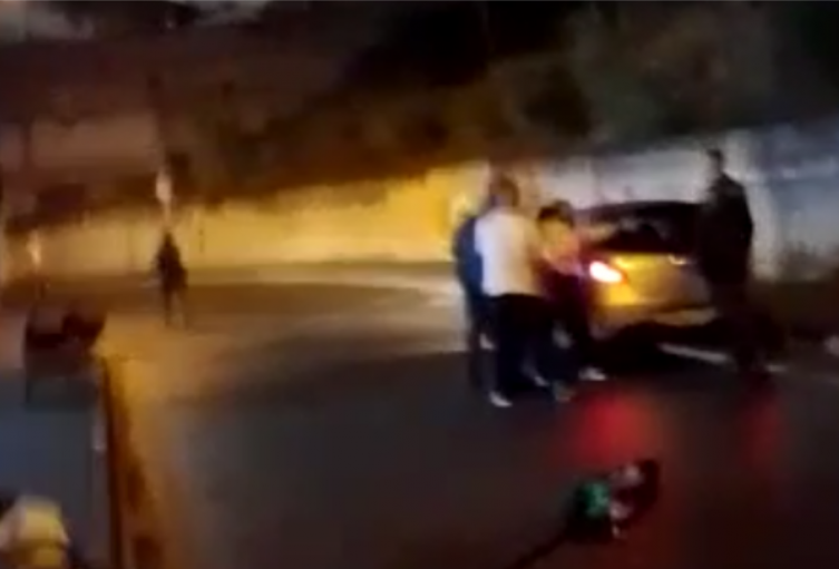 [Video] Policía enojado rompió vidrio de un vehículo particular en Medellín