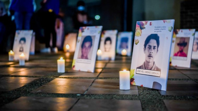 En el sepelio masivo también develó una placa conmemorativa con los nombres de las 73 víctimas.