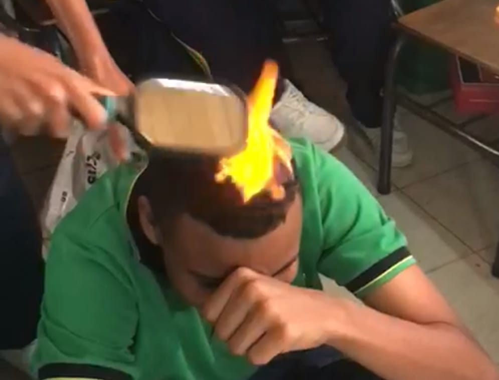 [Video] Un estudiante le prendió fuego al cabello de otro en Envigado, Antioquia
