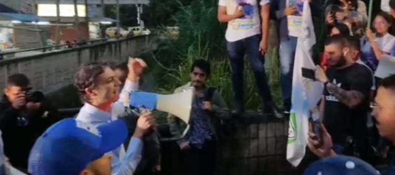 Alcalde Quintero con megáfono