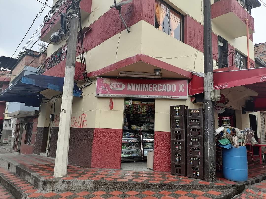 El barrio Manrique de Medellín asustados con grafitis del Clan del Golfo