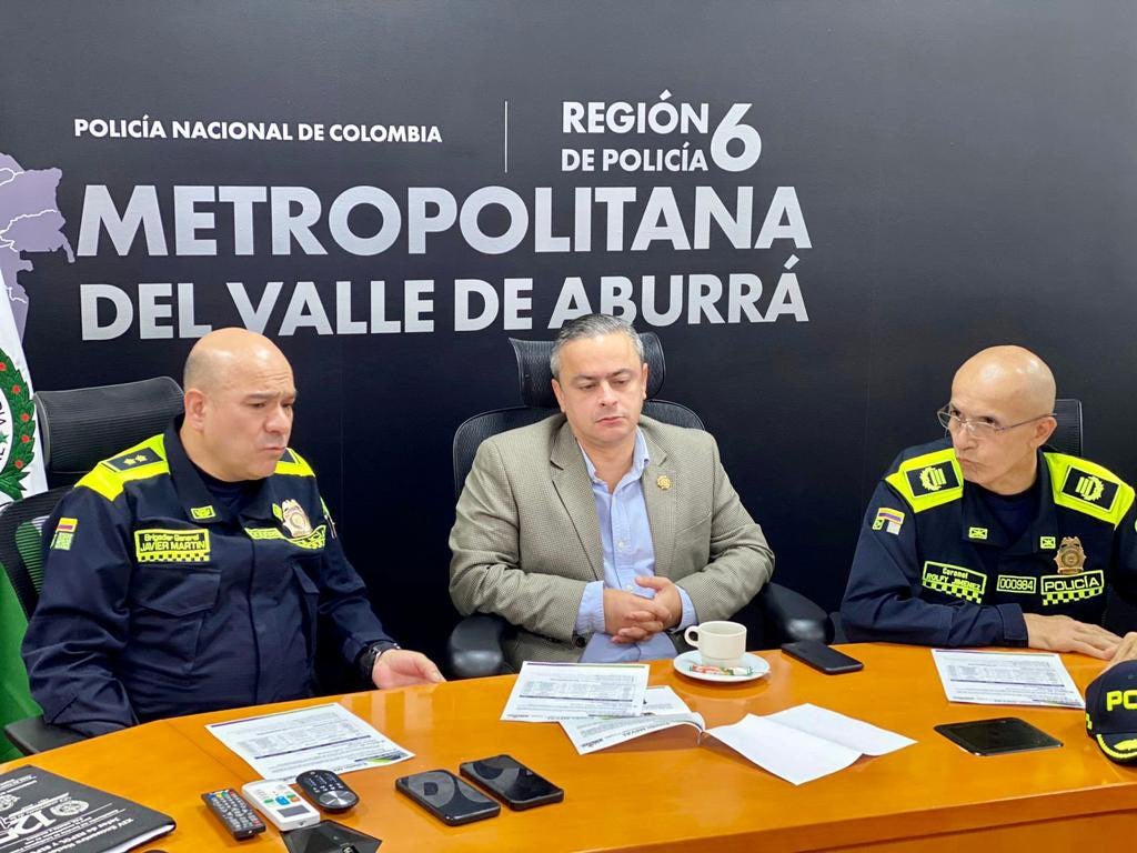 Alcalde (e.) de Medellín, Juan Camilo Restrepo, instalando votaciones.