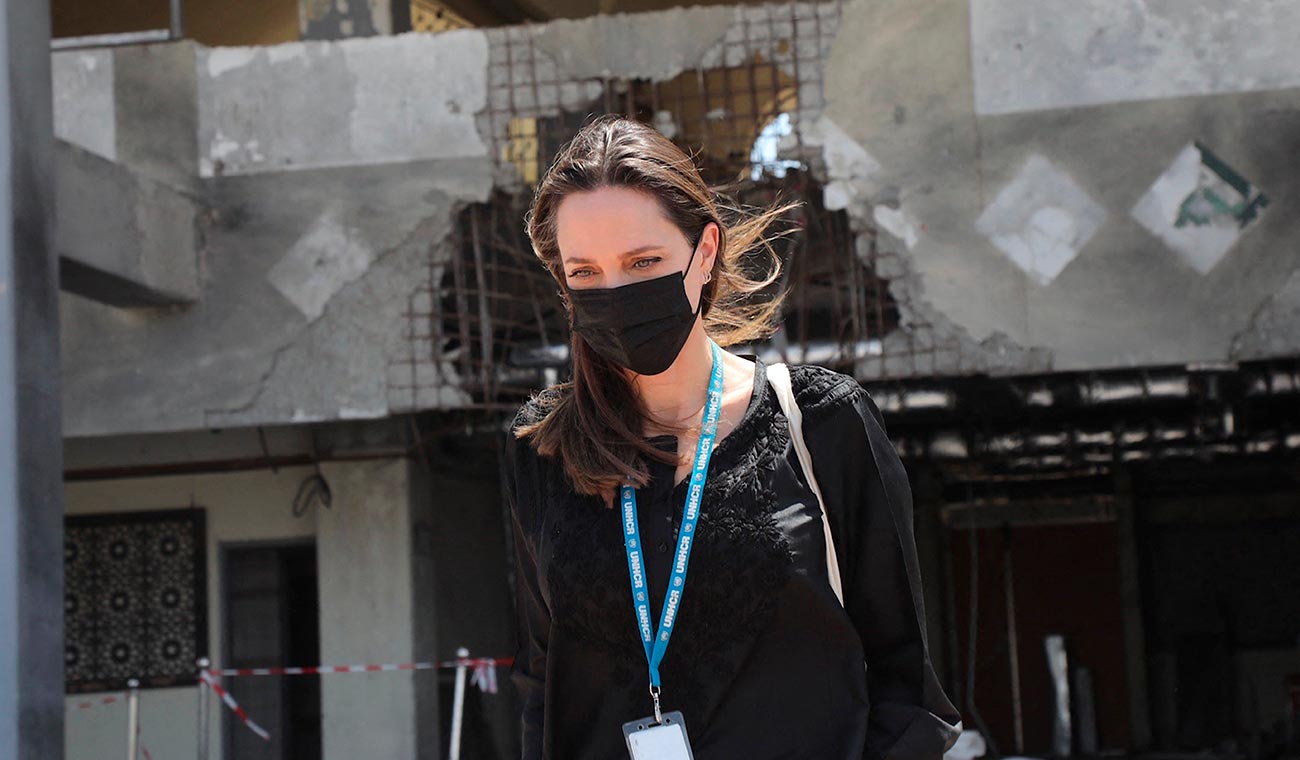 Angelina Jolie realizando visita a zona de conflicto