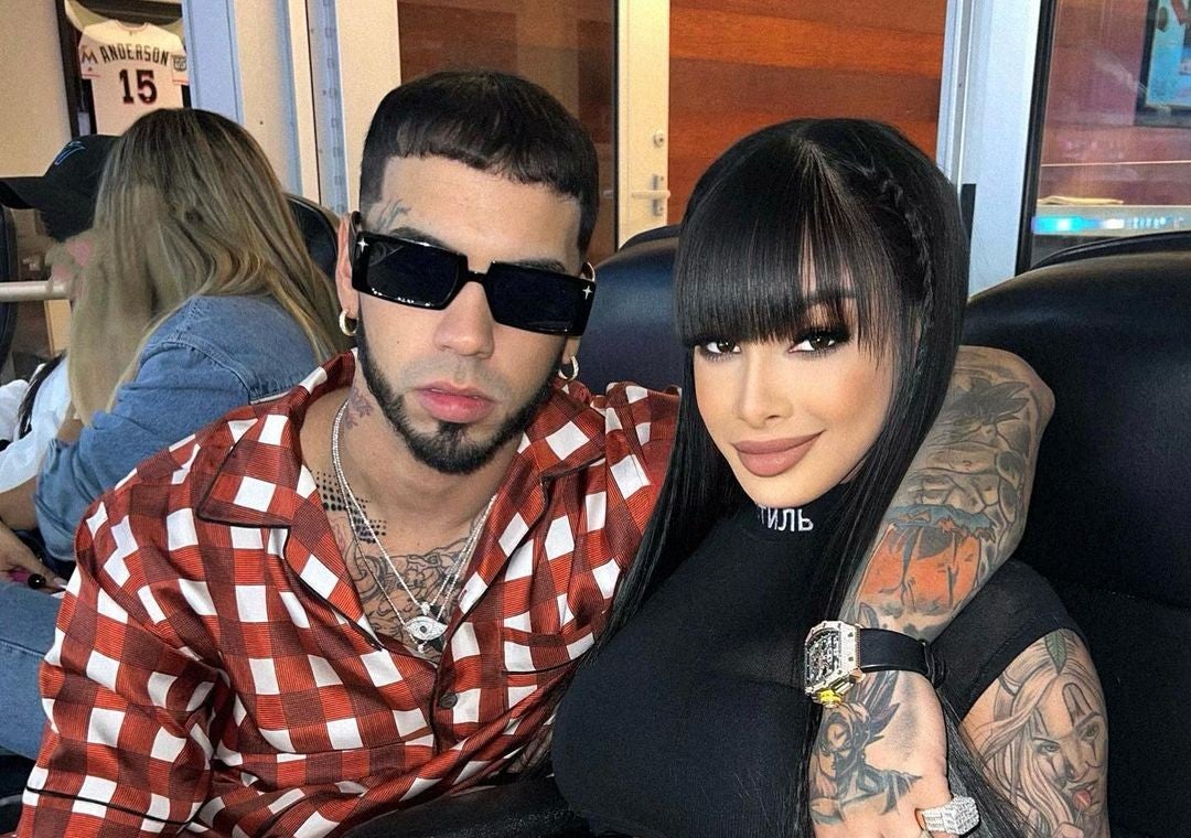 Anuel y Yailin abrazados amorosamente