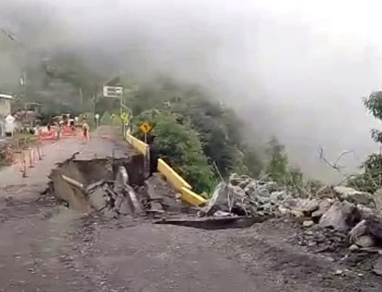 38 empresas transportadoras que transitan por este sector se ven afectadas por las fuertes lluvias que han caído en el suroeste.