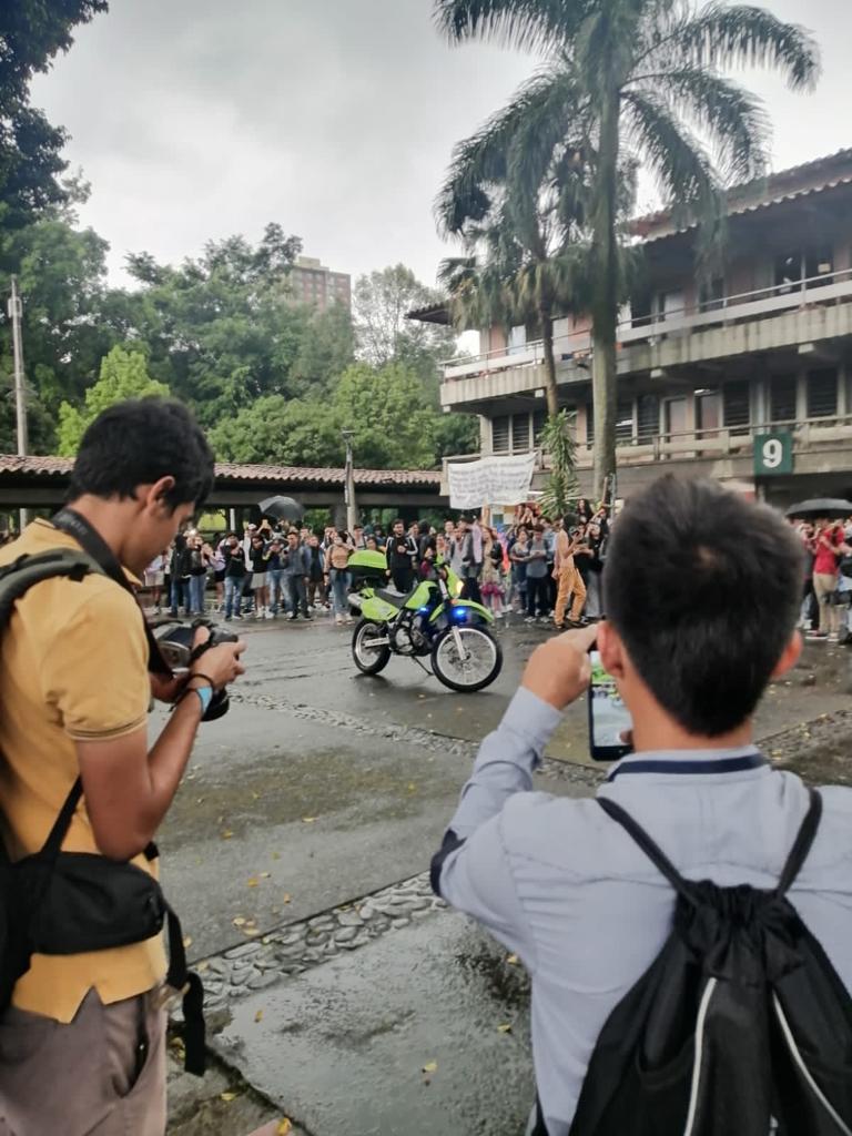 [Imágenes] Encapuchados robaron y estallaron una motocicleta de la Policía en Medellín