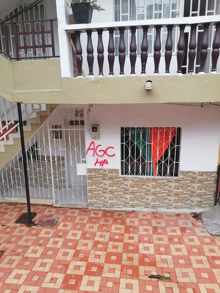 El barrio Manrique de Medellín asustados con grafitis del Clan del Golfo