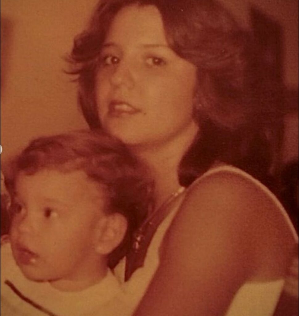 Claudia Bahamón de bebé junto a su mamá