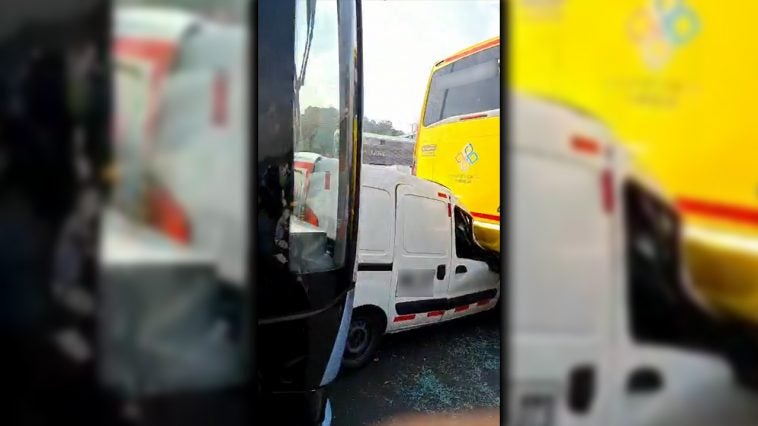 En este incidente vial se vio involucrado un bus de Metroplús.