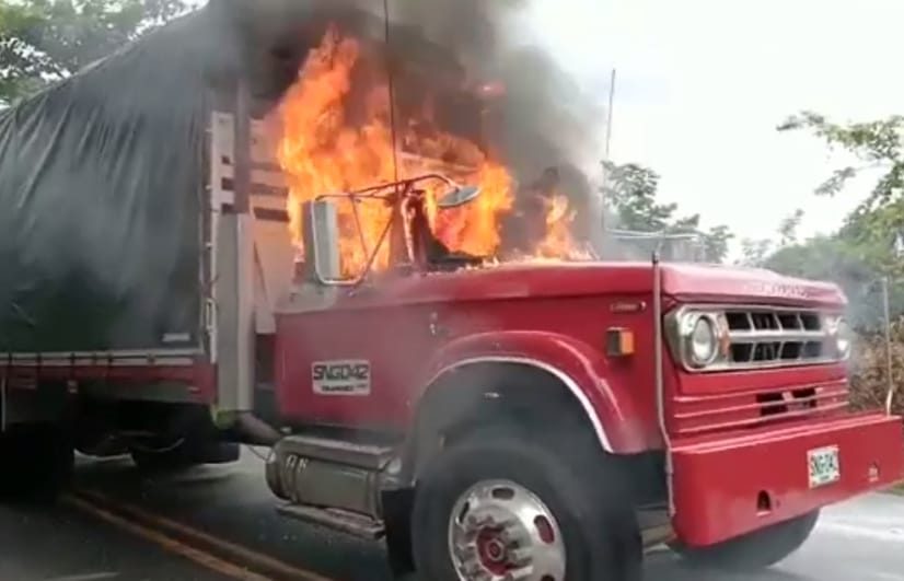 Temor en Antioquia por paro armado: cuatro vehículos quemados en el Bajo Cauca