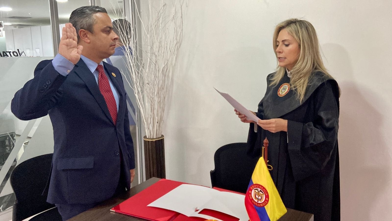 Juan Camilo Restrepo se posesionó como alcalde (e) de Medellín