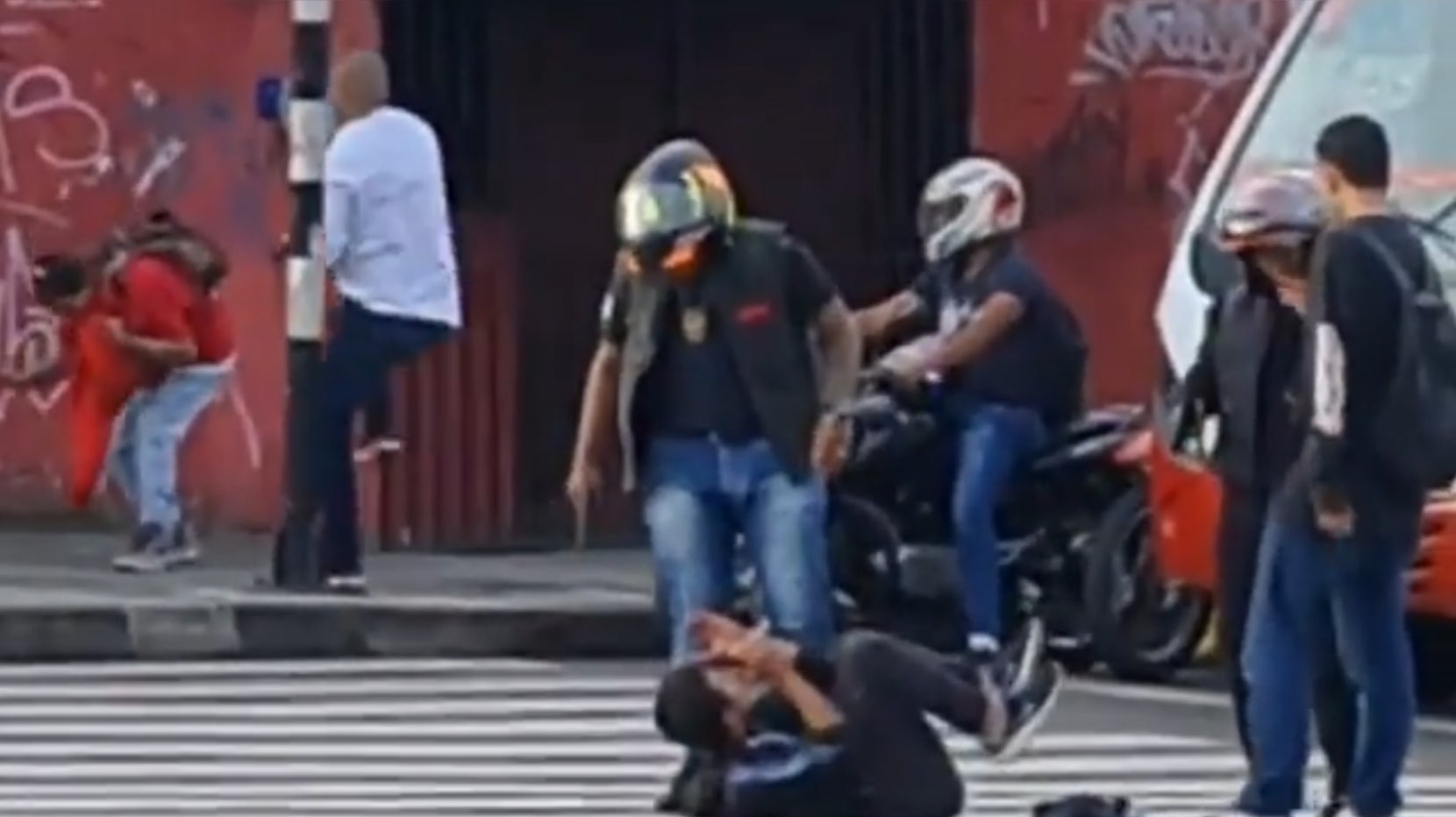 Un video grabado muestra cómo esta persona redujo a los delincuentes en el barrio Robledo.