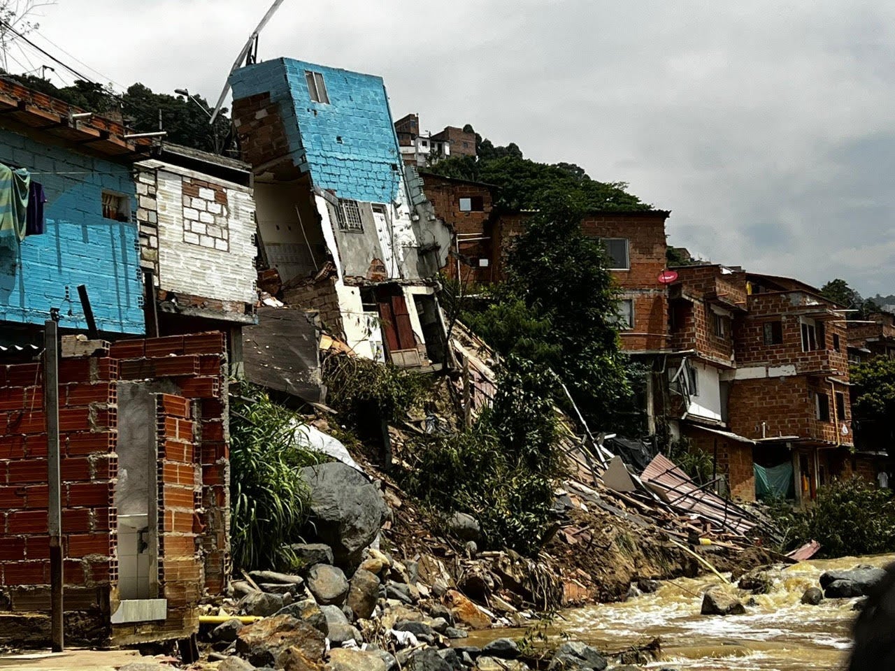Viviendas colapsadas en la Comuna 13 de Medellín.
