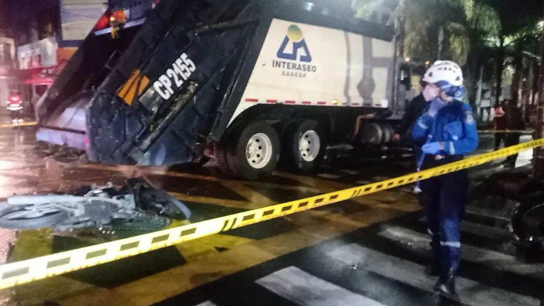 Carro de basuras arrolló a motociclista en Bello