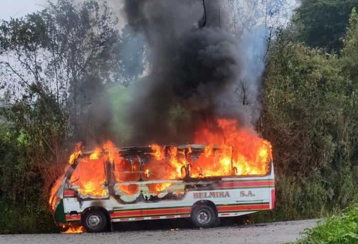 Quema de buses durante el paro armado del Clan del Golfo en Antioquia.