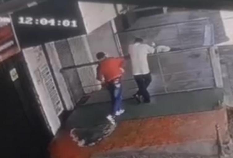 De un "rocazo" intentó hurtar a joven en Medellín