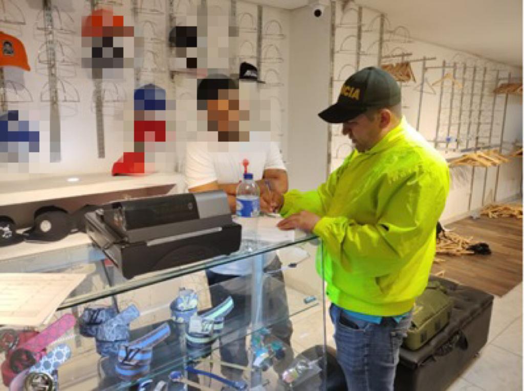 La policía aduanera incautó prendas “chiviadas” en el barrio Popular de Medellín