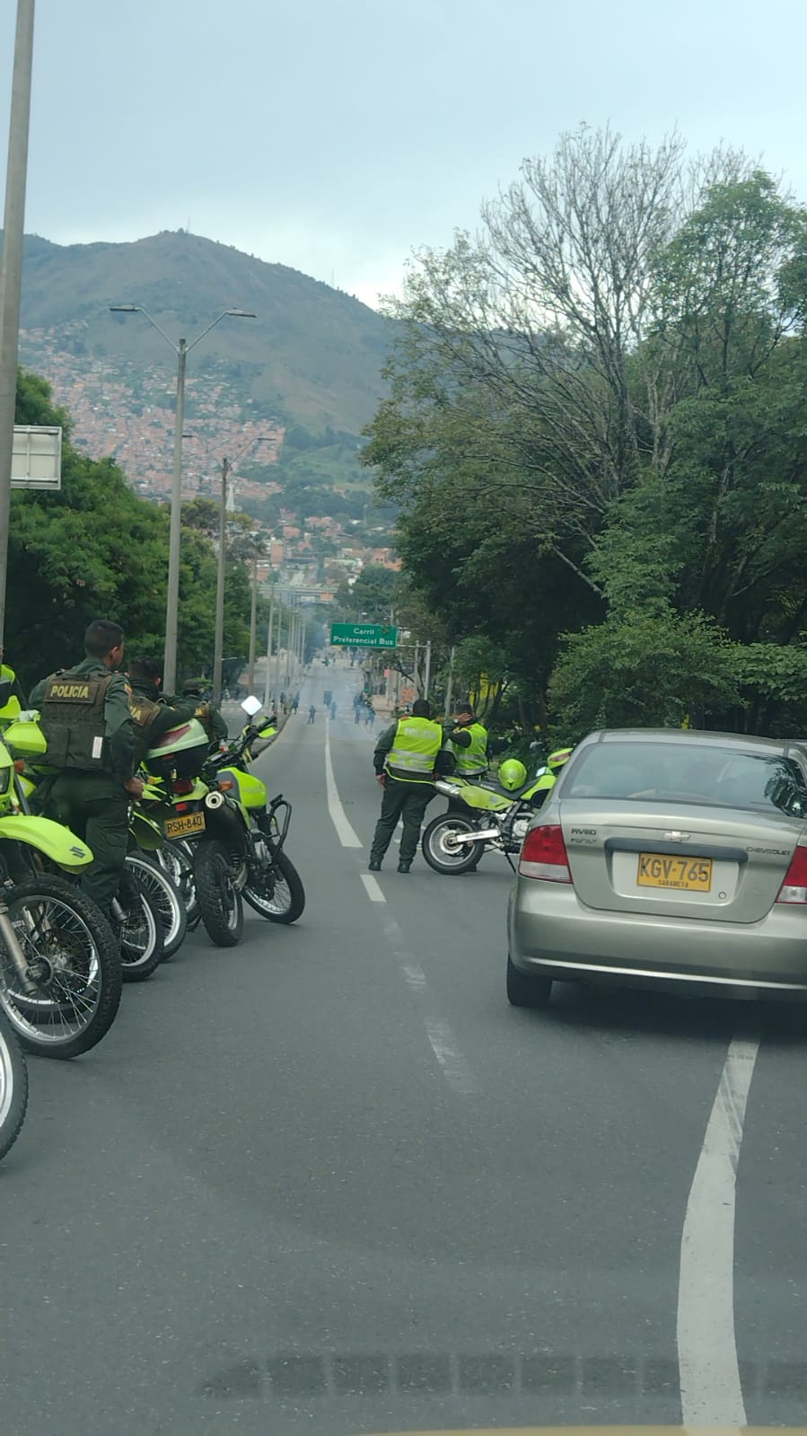 Si piensa transitar por el Poblado hay bloqueo por manifestaciones a la altura del Poli
