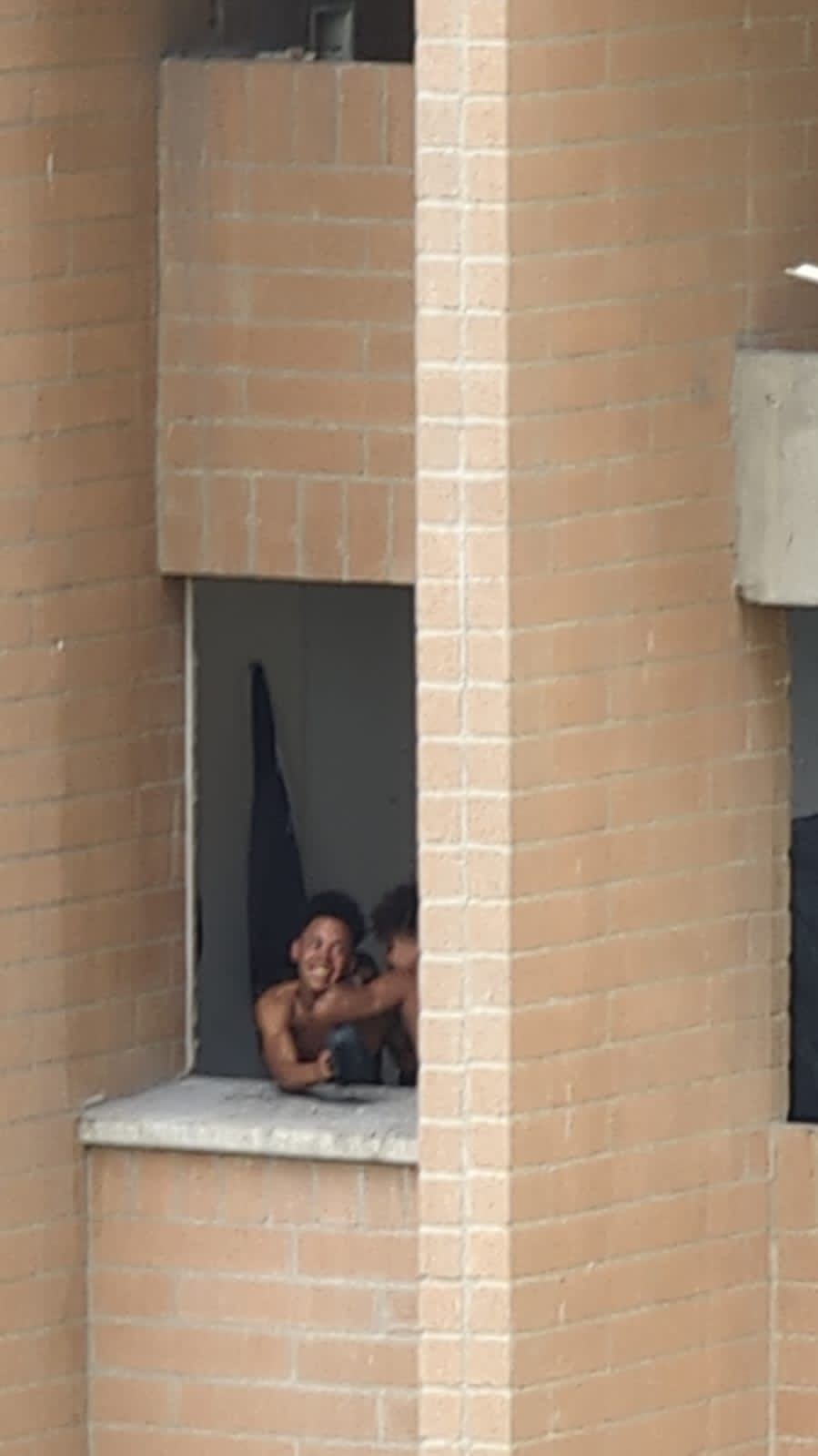 Edificio en riesgo de colapso está siendo habitado por familias y niños en el Poblado