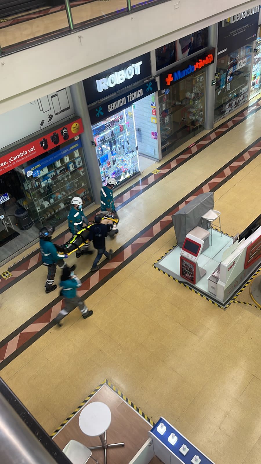 [Fotos] Un hombre se cayó desde un techo del Centro Comercial Monterrey