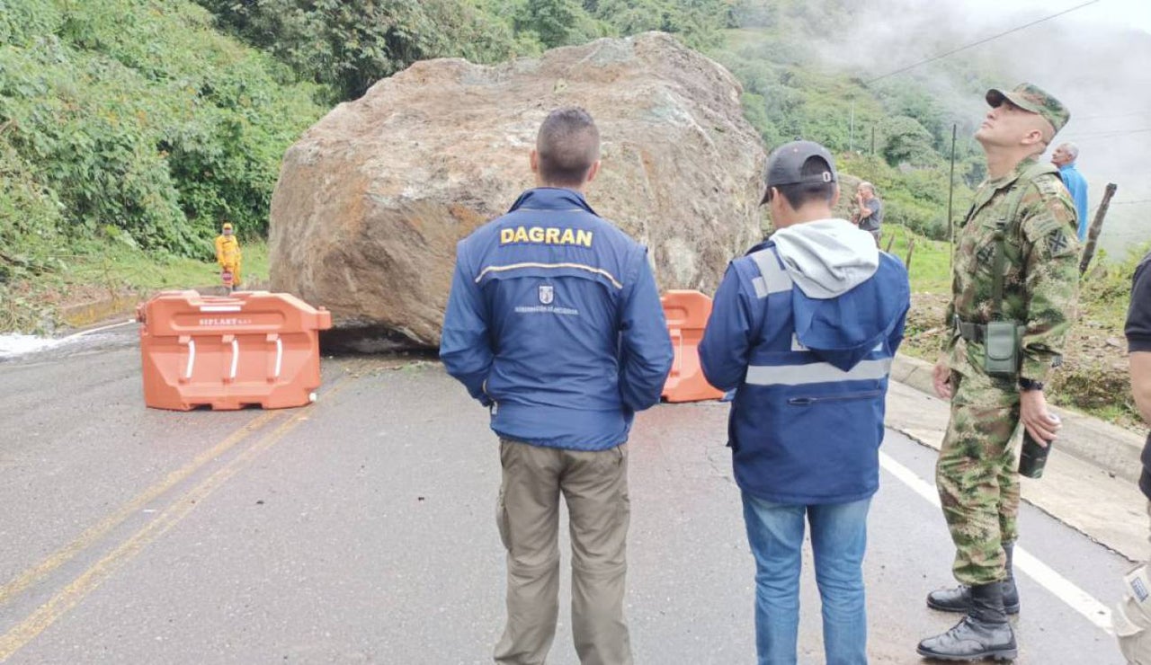 [Video] Roca de más de 50 toneladas cayó sobre vía en Antioquia