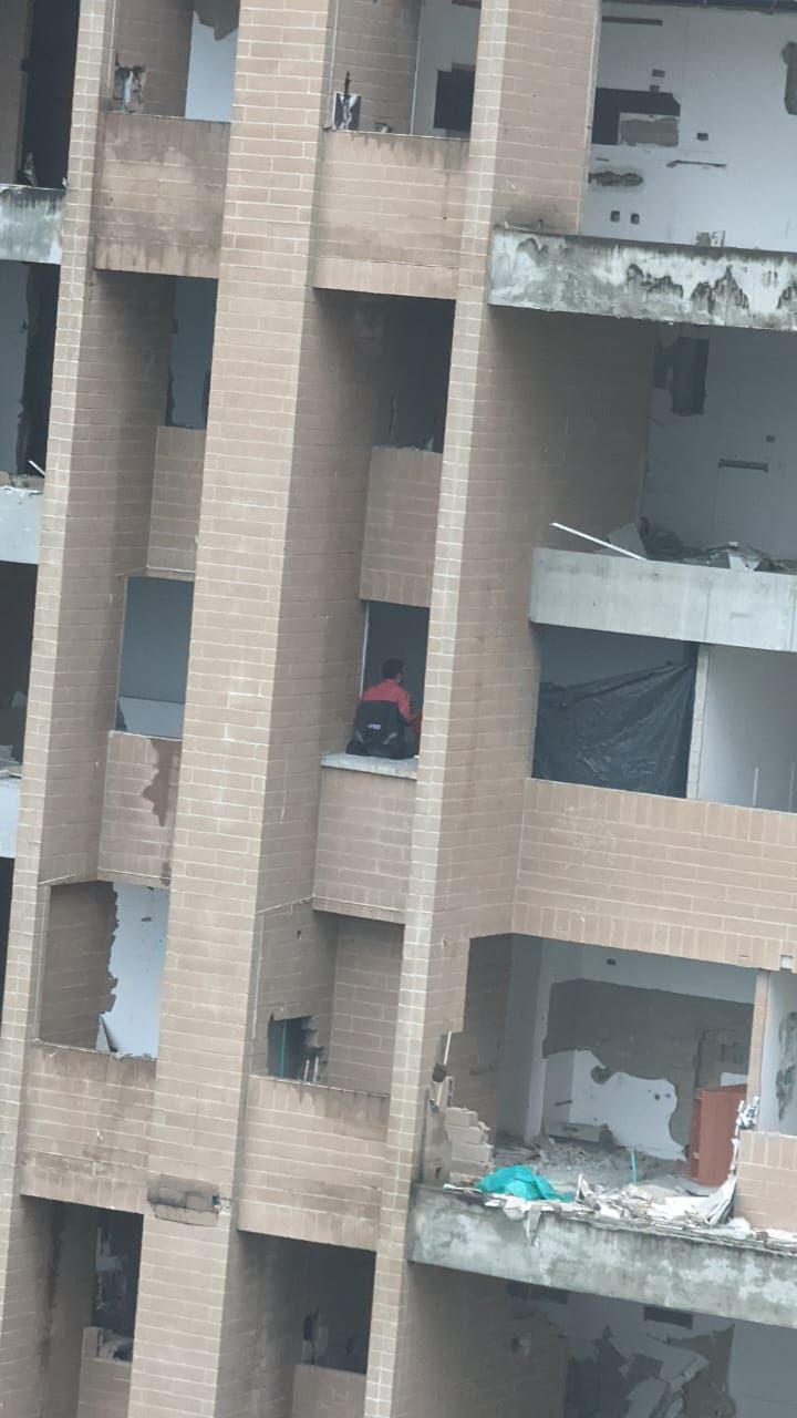 Edificio en riesgo de colapso está siendo habitado por familias y niños en el Poblado