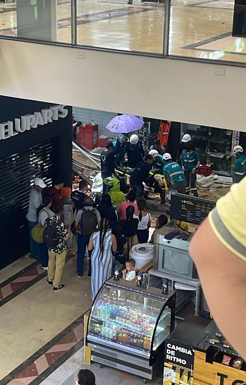 [Fotos] Un hombre se cayó desde un techo del Centro Comercial Monterrey