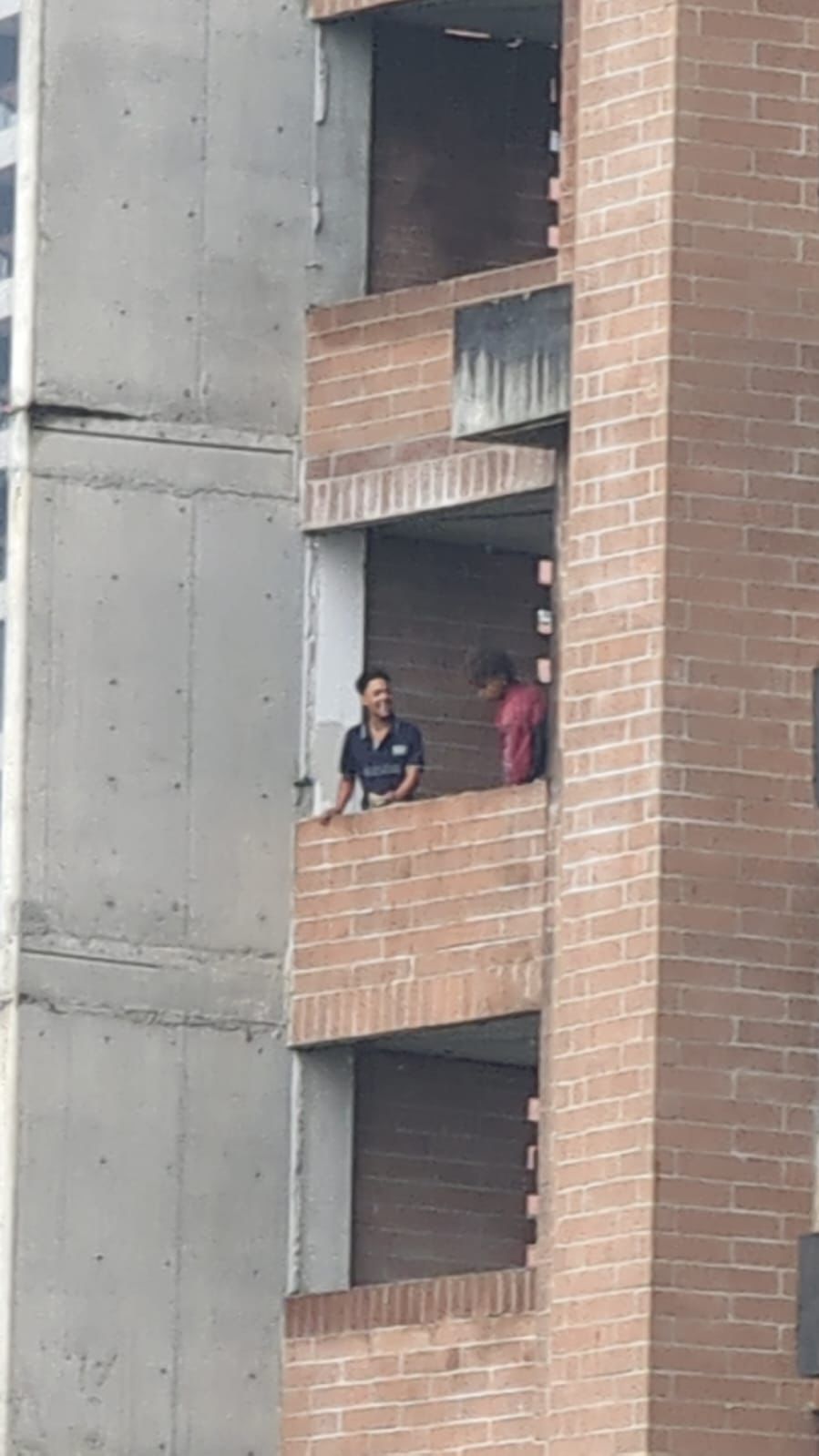 Edificio en riesgo de colapso está siendo habitado por familias y niños en el Poblado