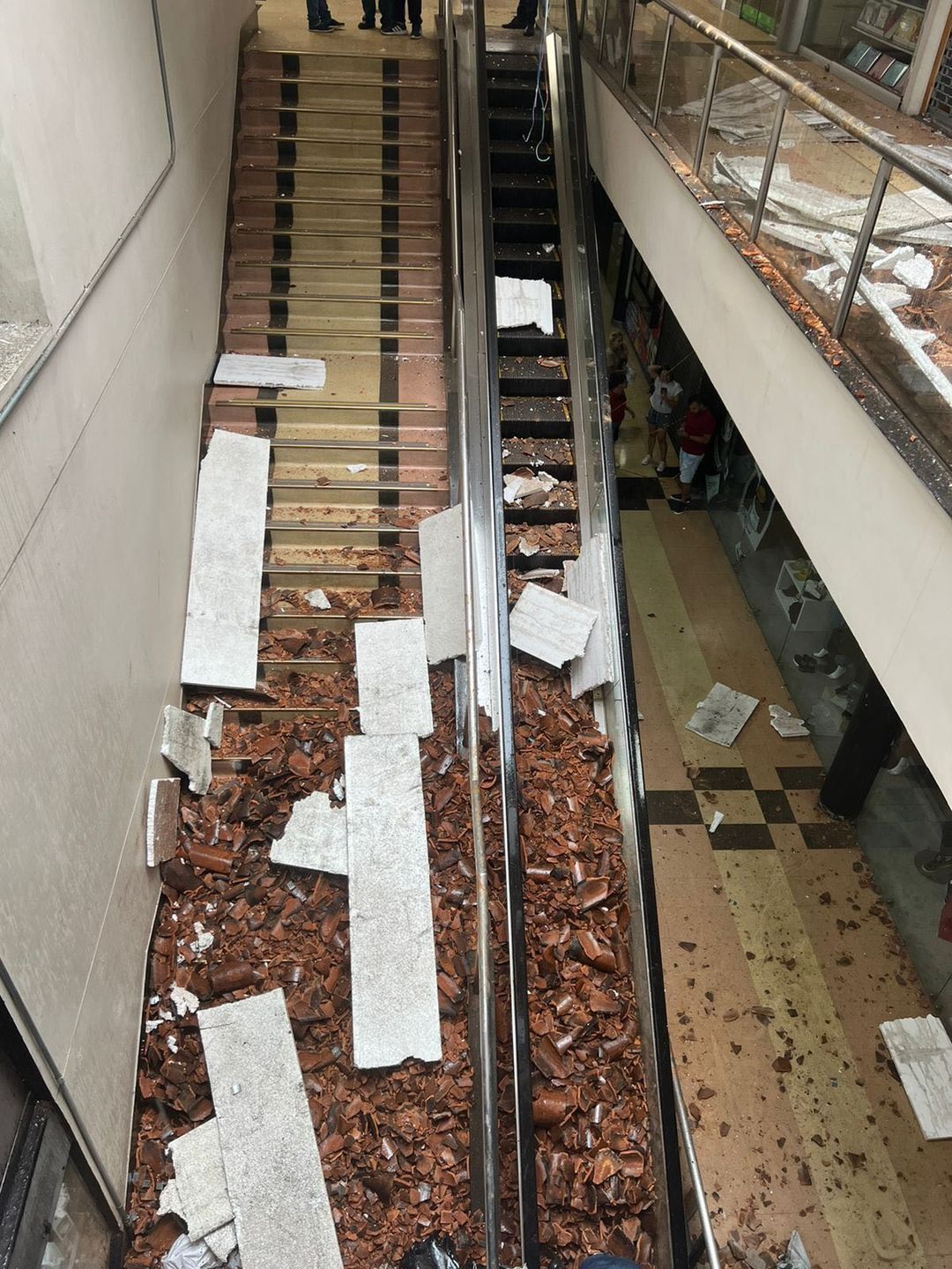 [Fotos] Un hombre se cayó desde un techo del Centro Comercial Monterrey