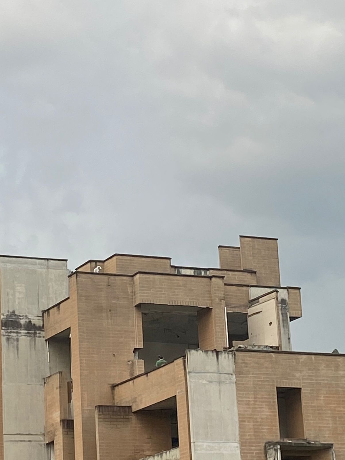 Edificio en riesgo de colapso está siendo habitado por familias y niños en el Poblado