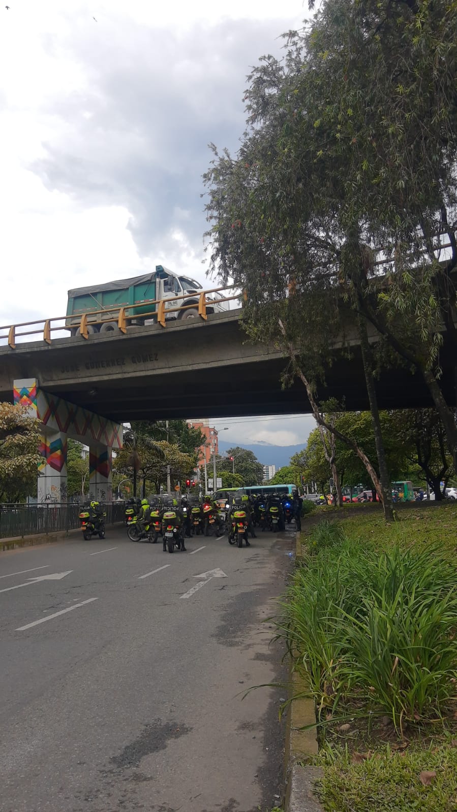 [Imágenes] Si piensa transitar por el Poblado hay bloqueo por manifestaciones a la altura del Poli