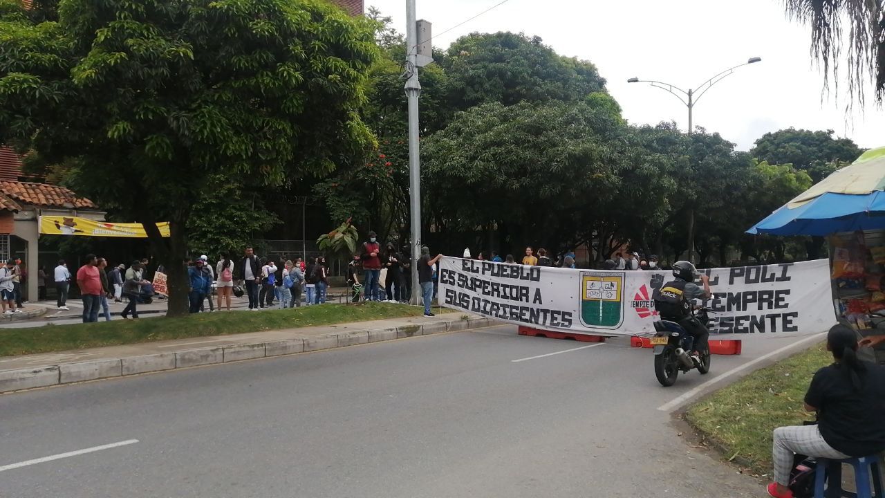 Si piensa transitar por el Poblado hay bloqueo por manifestaciones a la altura del Poli
