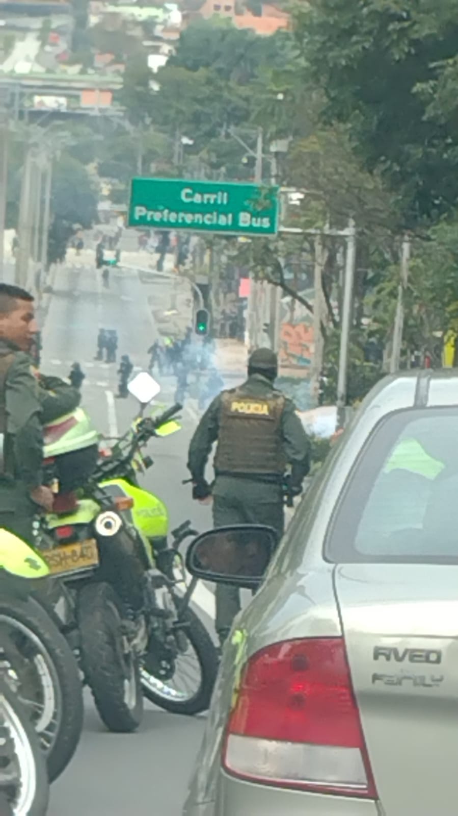 Si piensa transitar por el Poblado hay bloqueo por manifestaciones a la altura del Poli