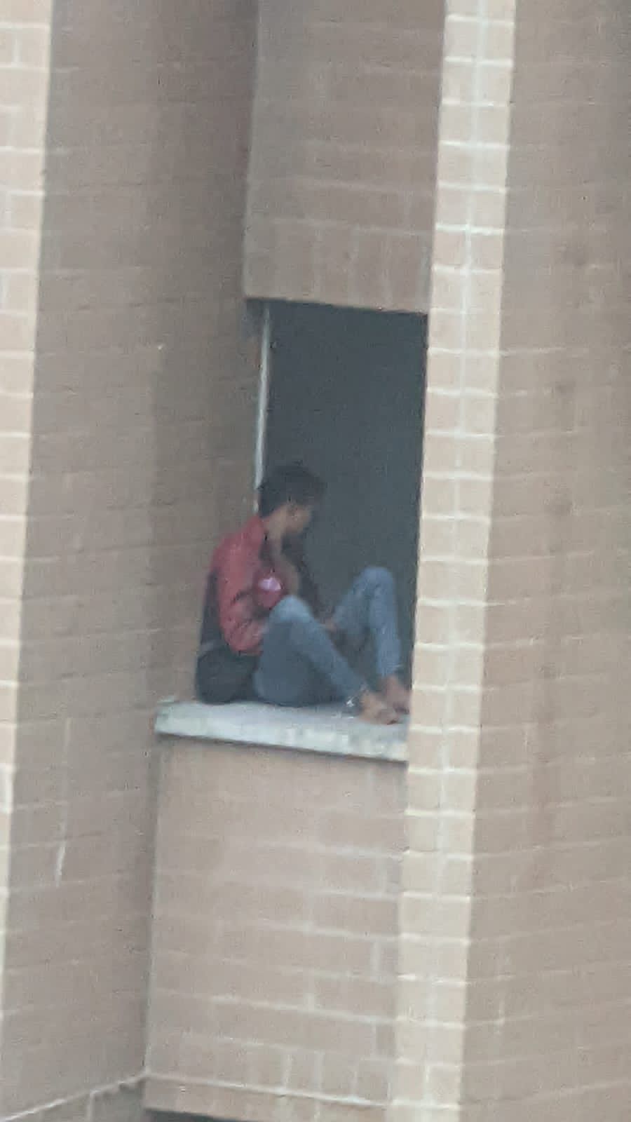 Edificio en riesgo de colapso está siendo habitado por familias y niños en el Poblado