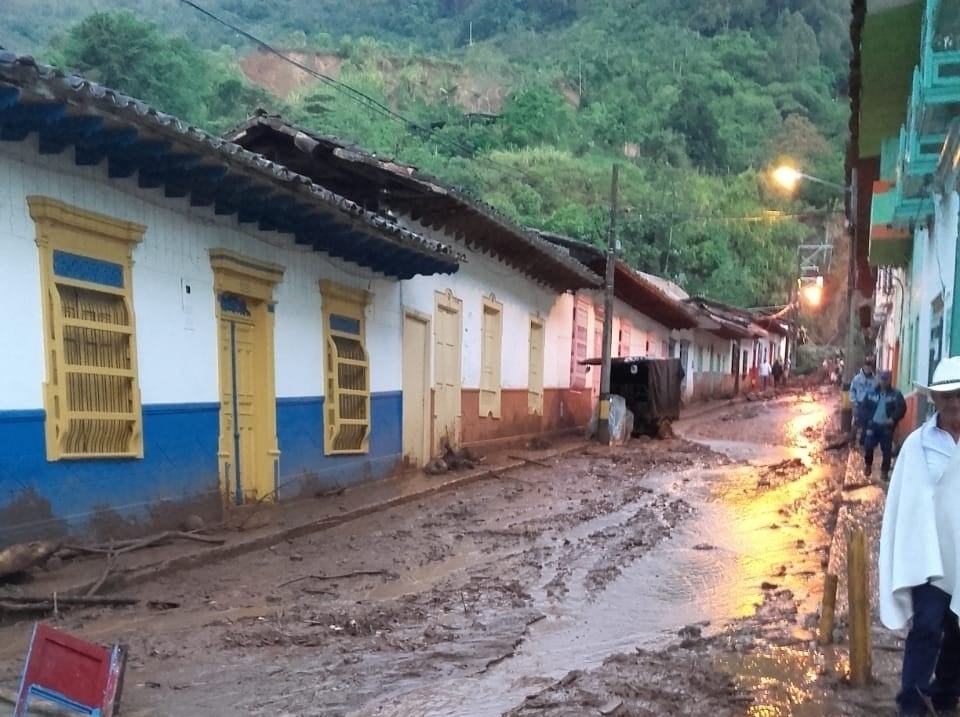 Dos viviendas semidestruidas, caída de árboles, movimientos en masa, y pérdida de banca dejan las intensas precipitaciones en ese municipio.