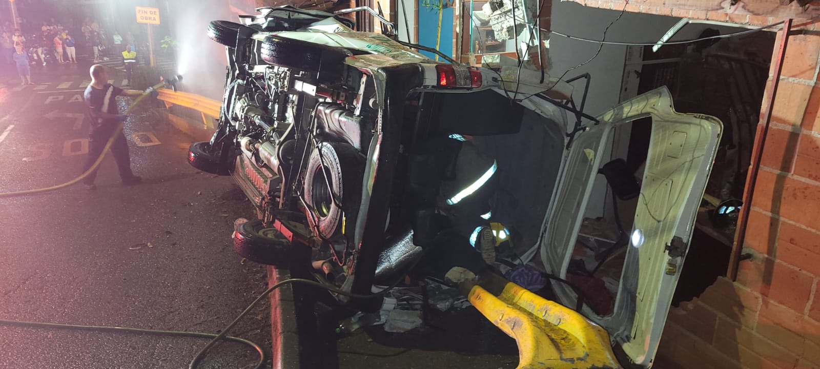 Buseta escolar destruyó fachada de una casa en Envigado