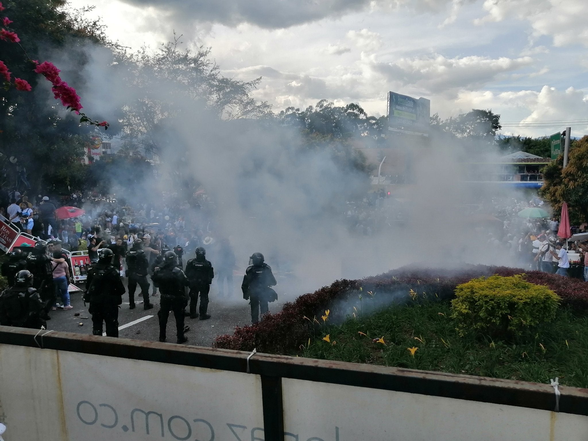 Disturbios en el entierro de Darío Gómez: gases lacrimógenos y Esmad
