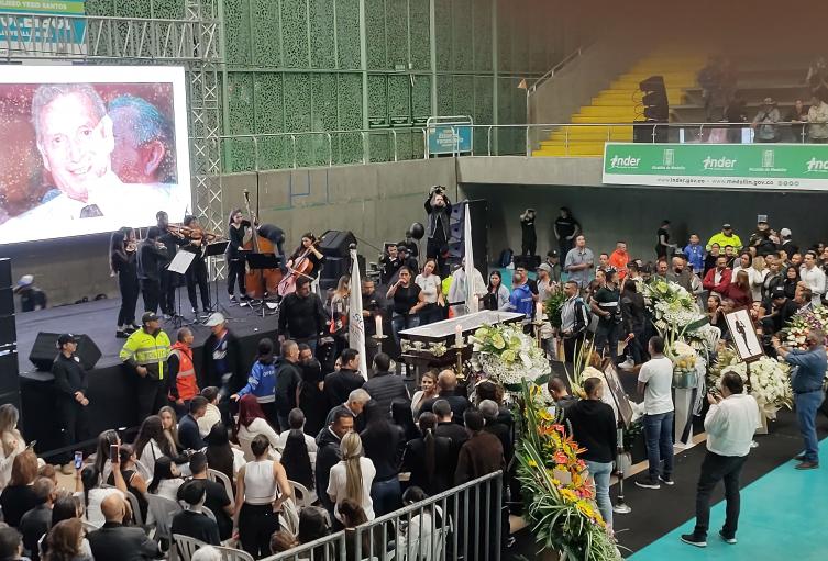 En tarima, cantaron sus éxitos frente a centenares de fanáticos en el Coliseo Yesid Santos de Medellín.
