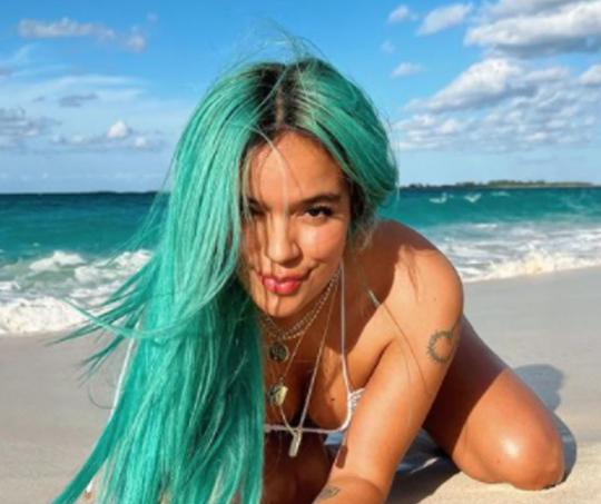 Karol G le dice 'chao chao' a su cabello azul, lo despidió con tremendas vacaciones