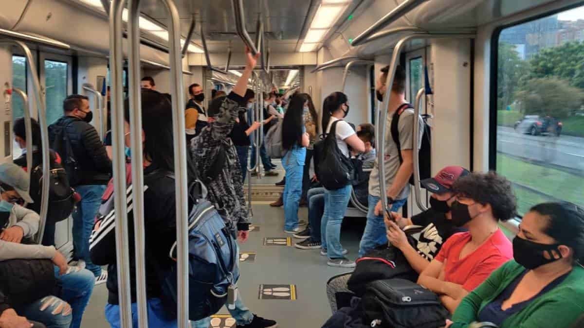 Usuarios en el Metro de Medellín