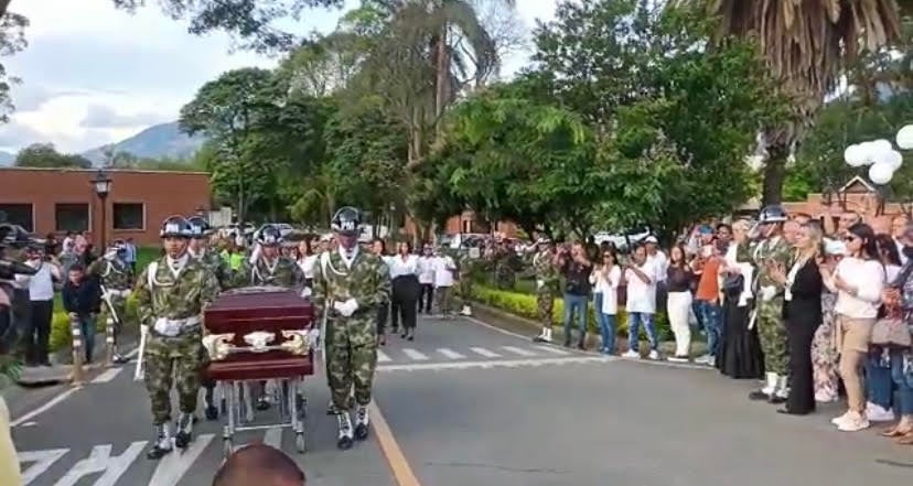 El cantante Darío Gómez fue despedido con honores militares en el cementerio Campos de Paz.