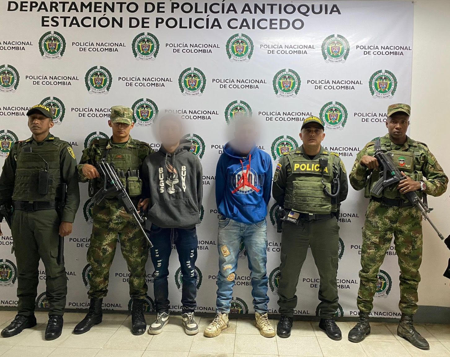 Los capturados deberán responder por el delito de hurto agravado.