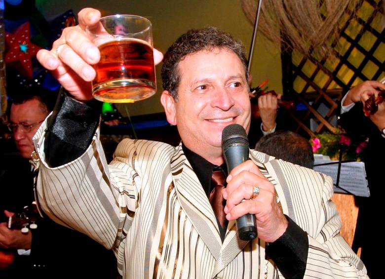 [Video]: El momento épico de Darío Gómez cuando se equivocó y pidió guaro en vez de tequila