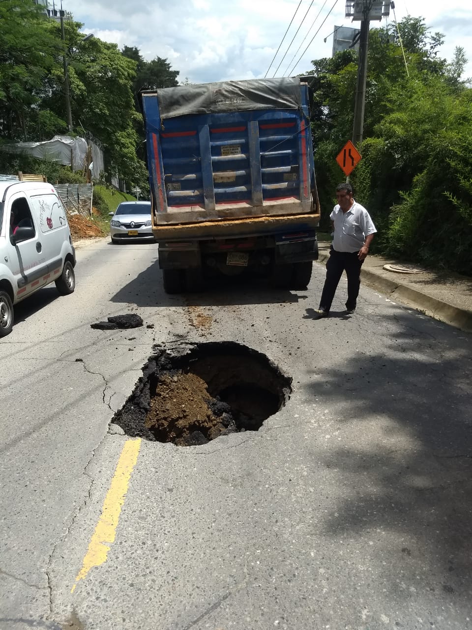 Por hundimiento de banca en la calle 16A sur, entre las carreras 41 y 42, se presenta cierre total de la Loma el campestre