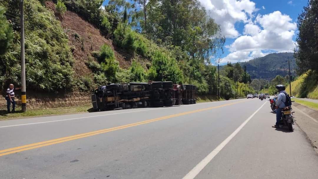 Accidente tractomula autopista Medellín - Bogotá