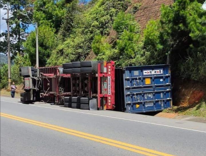Accidente tractomula autopista Medellín - Bogotá
