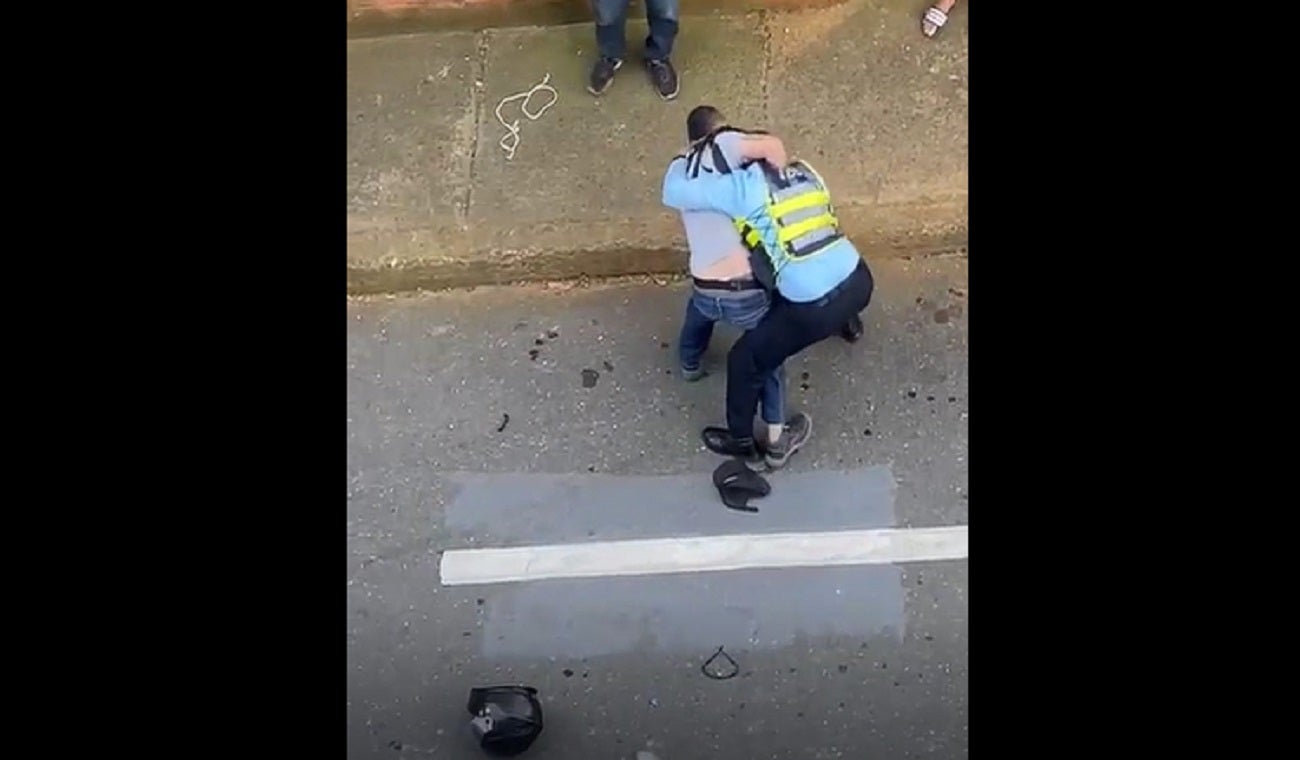 El agarrón entre agente de tránsito y motociclista en Medellín