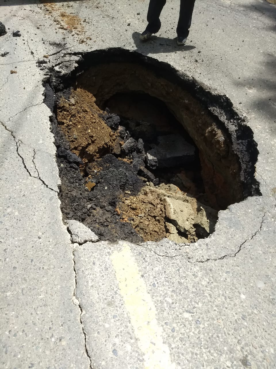 Por hundimiento de banca en la calle 16A sur, entre las carreras 41 y 42, se presenta cierre total de la Loma el campestre